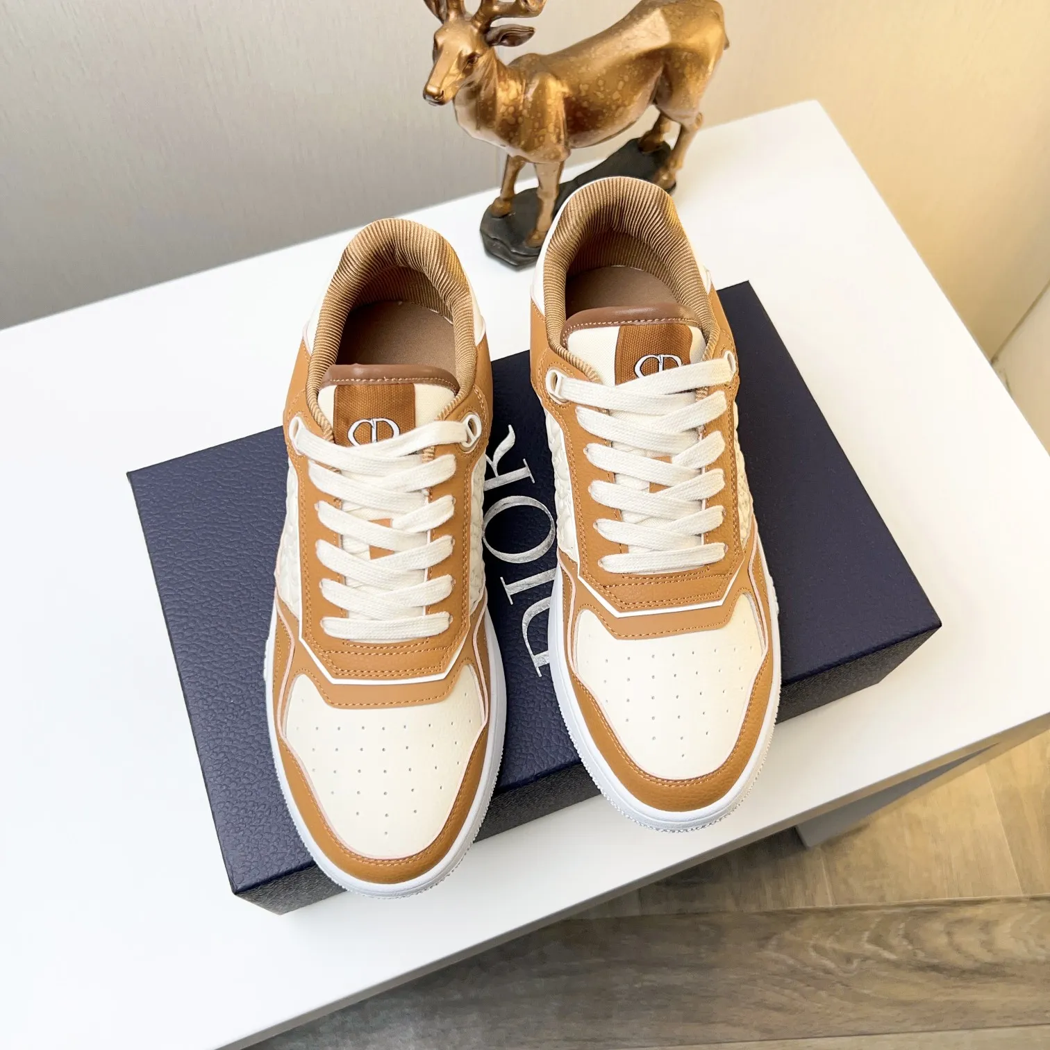 Men's Men's Shoes 💰400 [New] 🦩🦩Dior - Low-top sneakers 2025 spring men's collection new arrivals [Celebrate][Celebrate][Celebrate], reinterpret the basketball shoe design and become a classic Dior item [Strong][Strong][Strong], crafted in black and cream white smooth cowhide with beige suede, leather display on the side The CD logo, tongue, sole and back side are decorated with various distinctive details to enhance the style[666][666], while eyelet details, topstitching and rubber panels highlight the dynamic charm of its athletic style[strong][strong][strong]. It has a two-color rubber sole, which can be matched with various clothing to create a refined look. Size: 38 to 44 (45 can be customized